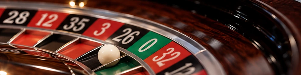 Roulette betting layout illustrating even-money outside wagers and house zero advantage